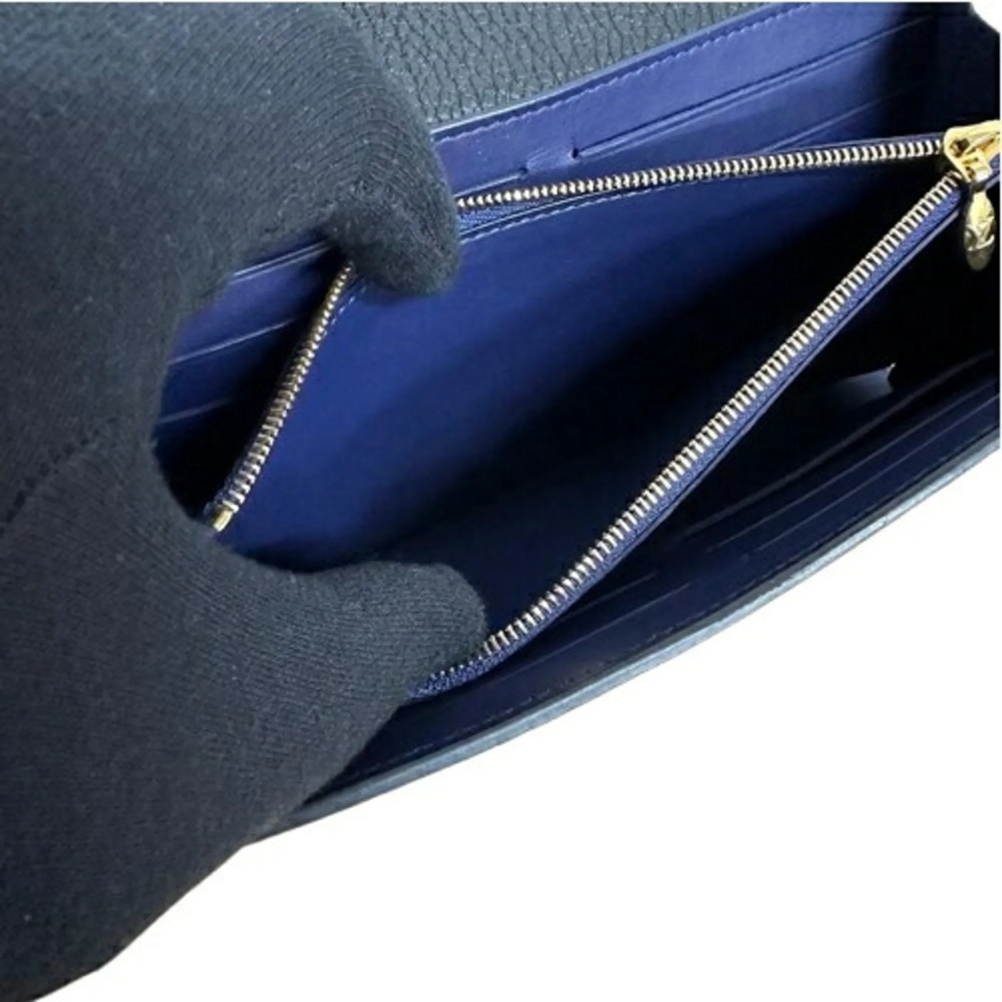 Elegant Leather Capucines Bag with Subtle Scratches
