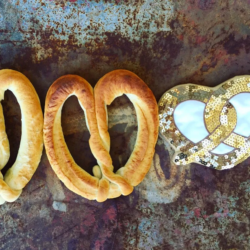 ICONIC SEQUIN PURSE - PRETZEL